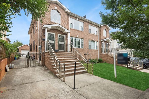Exterior, Facade, Brick Facade, Rowhouse