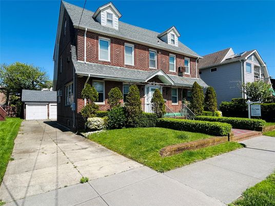 Exterior, Facade, Brick Facade, American Foursquare