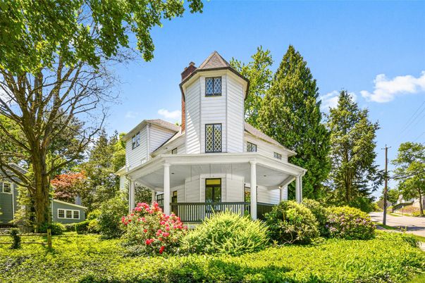 Exterior, Facade, Queen Anne Victorian