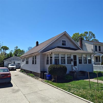 Exterior, Facade, Cape Cod