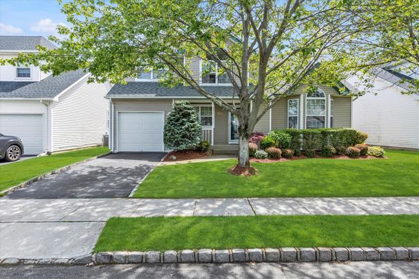 Attached, Exterior, Facade, Cape Cod