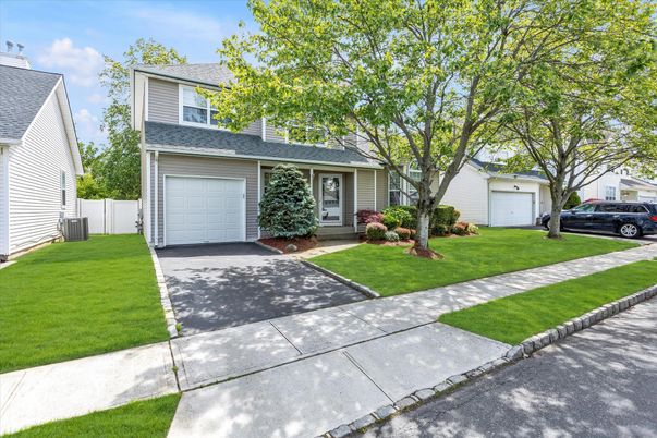 Attached, Exterior, Facade, Cape Cod
