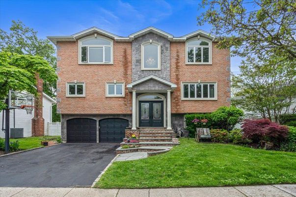 Attached, Exterior, Facade, Brick Facade, Raised Ranch
