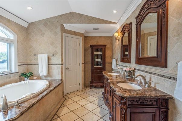 Bathroom, Dual Sink Vanities, Interior, Recessed Lighting