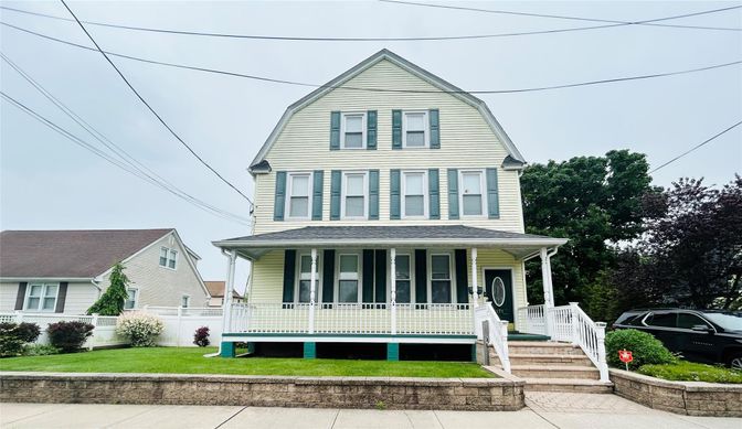 Exterior, Facade, Queen Anne Victorian