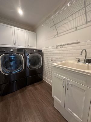 Interior, Recessed Lighting, Washer, Wood Texture Flooring