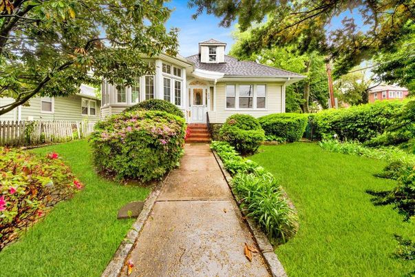 Exterior, Facade, American Foursquare