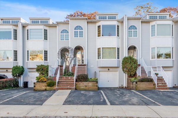 Attached, Exterior, Facade, Rowhouse
