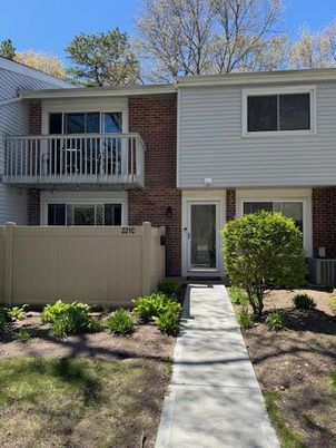 Exterior, Facade, Brick Facade, Raised Ranch