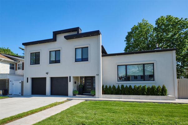 Attached, Backyard, Exterior, Facade, Modern