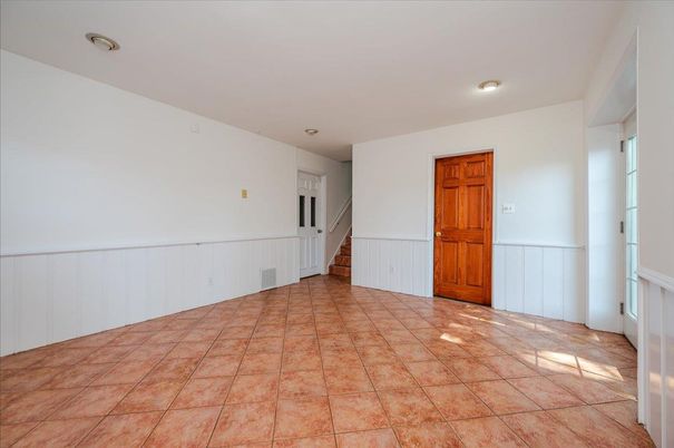 Empty room, Interior