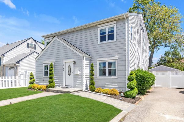 Exterior, Facade, Cape Cod