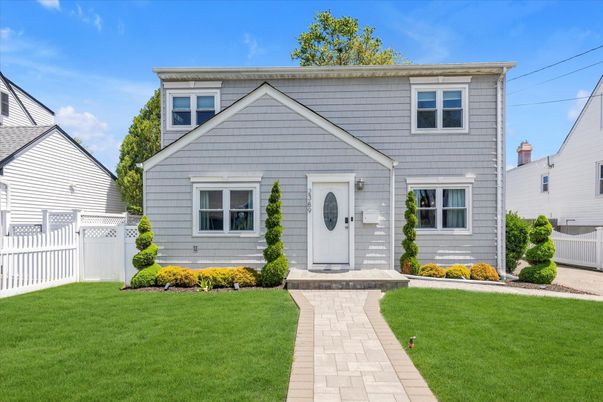 Exterior, Facade, Cape Cod