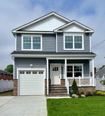 Attached, Exterior, Facade, American Craftsman