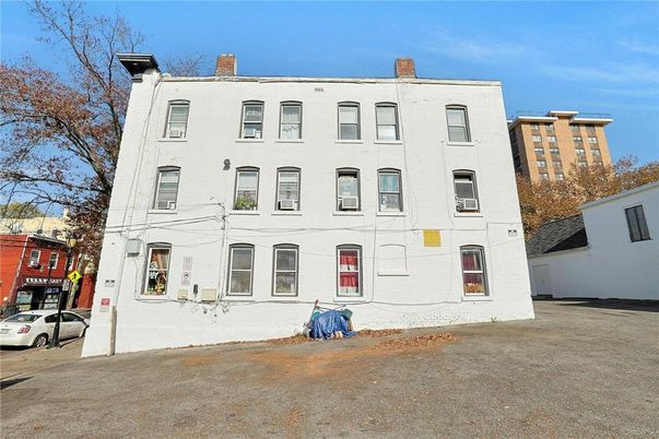 Exterior, Facade, Rowhouse