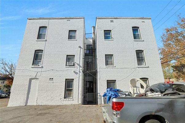 Exterior, Facade, Brick Facade, Rowhouse