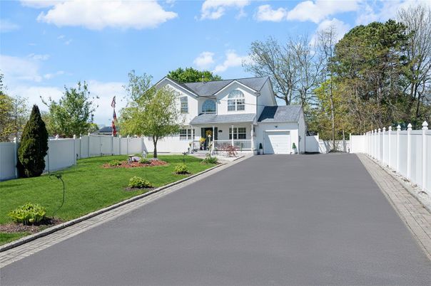Attached, Exterior, Facade, Farmhouse