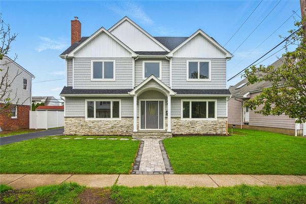Exterior, Facade, Queen Anne Victorian