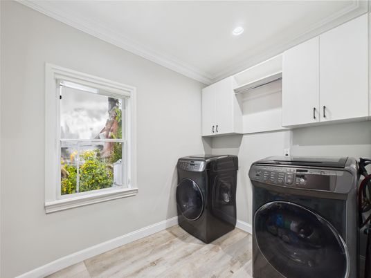 Interior, Recessed Lighting, Washer, Wood Texture Flooring