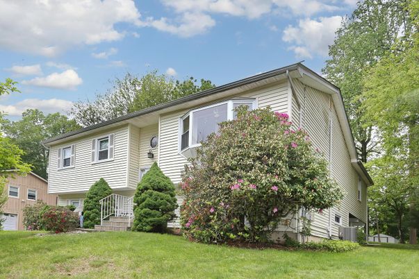 Attached, Exterior, Facade, Raised Ranch