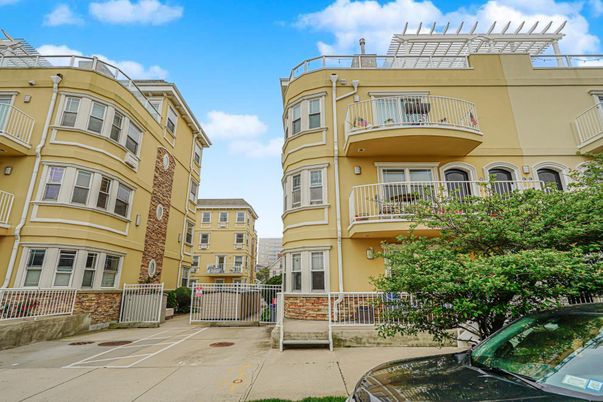 Exterior, Facade, Rowhouse