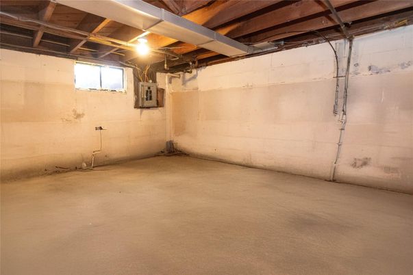 Empty room, Garage, Interior, Wooden Beams