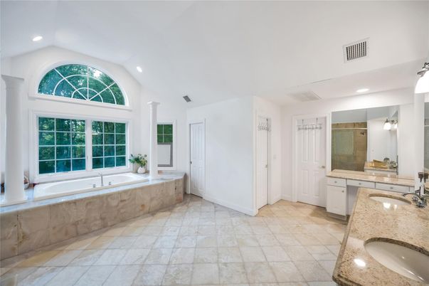 Bathroom, Dual Sink Vanities, Interior, Recessed Lighting