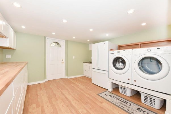 Interior, Recessed Lighting, Washer, Wood Texture Flooring