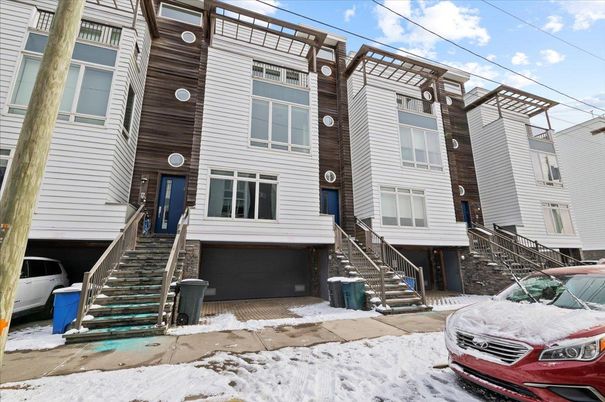 Attached, Exterior, Facade, Rowhouse