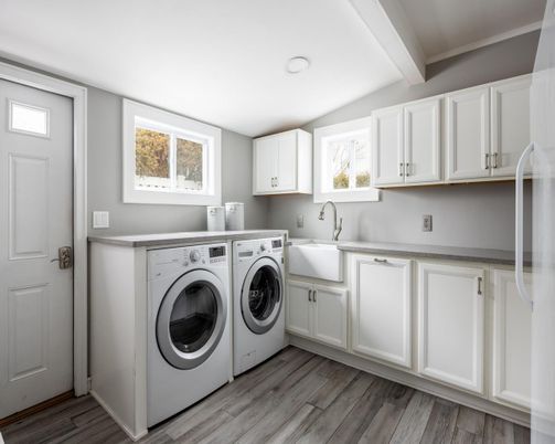 Interior, Recessed Lighting, Washer, Wood Texture Flooring