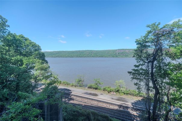 Exterior, Lake
