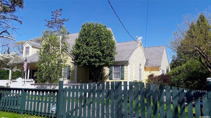 Exterior, Facade, Queen Anne Victorian