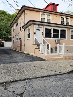 Exterior, Facade, American Foursquare