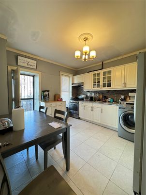 Chandelier, Dining room, Interior, Kitchen, Washer