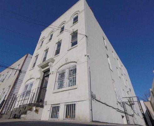Exterior, Facade, Rowhouse