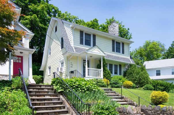 Exterior, Facade, American Foursquare