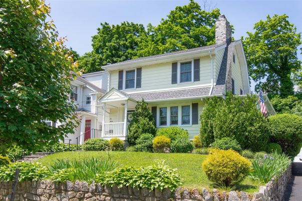 Exterior, Facade, American Foursquare