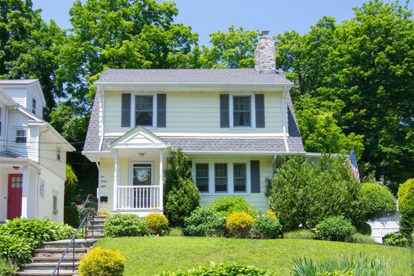Exterior, Facade, American Foursquare