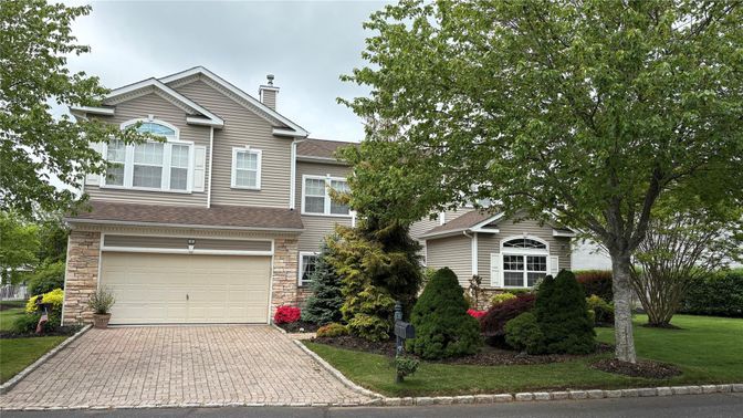 Attached, Exterior, Facade, Brick Traditional