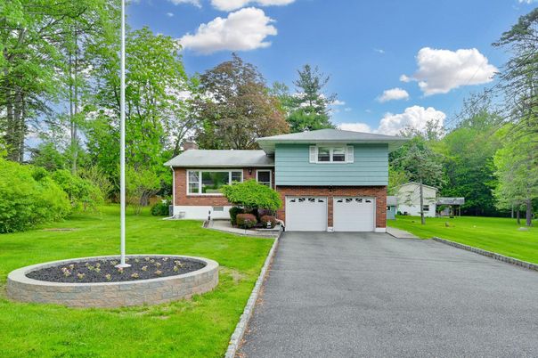Attached, Exterior, Facade, Brick Facade, Raised Ranch