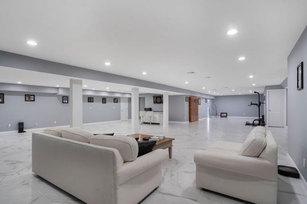 Fitness Equipment, Interior, Living room, Marble, Recessed Lighting