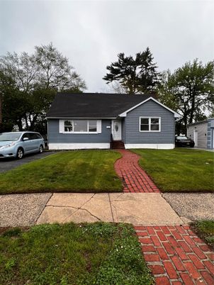 Exterior, Facade, Ranch