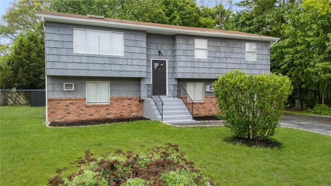 Backyard, Exterior, Facade, Brick Facade, Raised Ranch