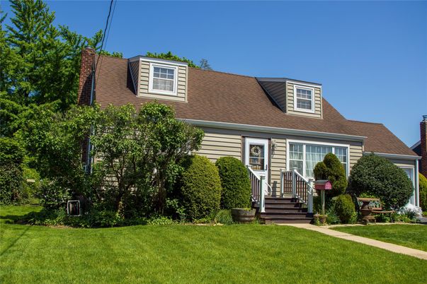 Exterior, Facade, Cape Cod