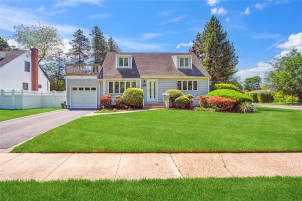 Attached, Exterior, Facade, Cape Cod