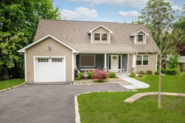 Attached, Exterior, Facade, Cape Cod