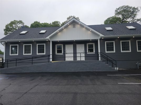 Exterior, Facade, Ranch