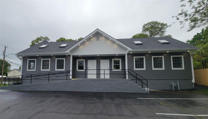 Exterior, Facade, Ranch