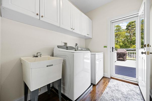 Interior, Washer, Wood Texture Flooring