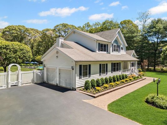 Attached, Exterior, Facade, Farmhouse
